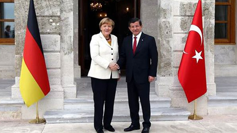 Χειραψία με τον Νταβούτογλου