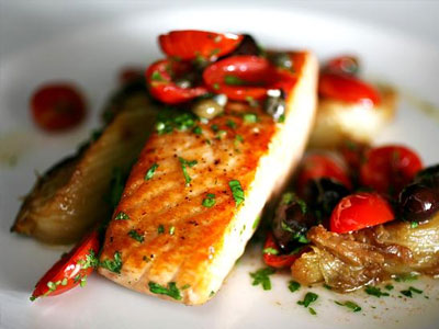 Φιλετάκια σολομού με πιπεριές, ελιές και φρέσκια ντομάτα