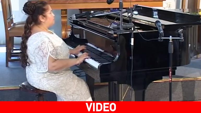 Tυφλή Βολιώτισσα με…υπομονή απέκτησε πτυχίο στο πιάνο