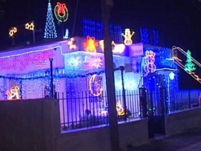 Mενίδι: Στόλισε το σπίτι του με 18.500 λαμπιόνια