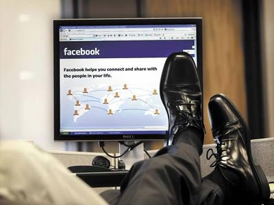 Facebook: Τρελάθηκε ο Ζούκερμπεργκ και μοιράζει χιλιάδες δολάρια στους υπαλλήλους