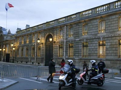 Νυχτερινή πτήση τηλεκατευθυνόμενης συσκευής πάνω από το Μέγαρο των Ηλυσίων