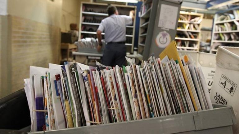 Απίστευτο: Ταχυδρόμος απέκρυψε 7.000 επιστολές στο σπίτι του…