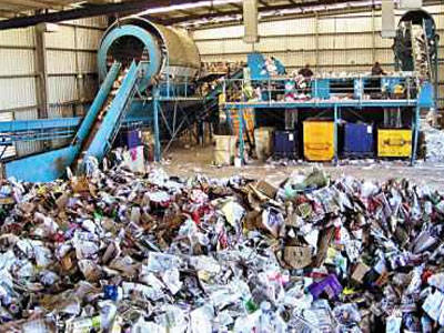 Χωματερή έξω από επιχείρηση διαχείρισης στερεών αποβλήτων