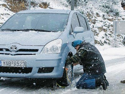 Στο έλεος του χιονιά: Πού χρειάζονται αλυσίδες στην Αττική