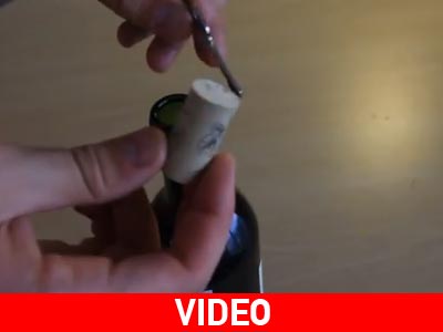 Πώς μπορείτε να ανοίξετε ένα μπουκάλι κρασί χρησιμοποιώντας το κλειδί σας