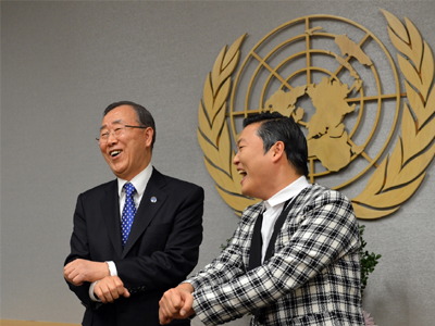 Με τούρτα από φύλλα κόκας γιόρτασε τα γενέθλιά του ο Μπαν Γκι-Μουν Με τούρτα από φύλλα κόκας γιόρτασε τα γενέθλιά του ο Μπαν Γκι-Μουν