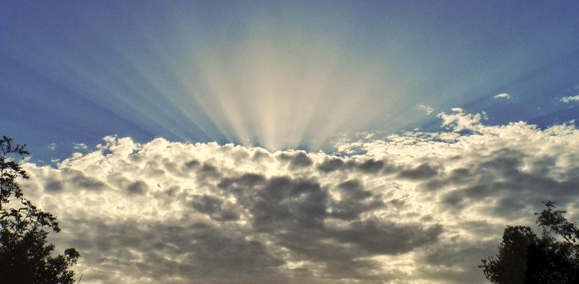 Ηλιαχτίδες πίσω από σύννεφα στον ουρανό της Κέρκυρας