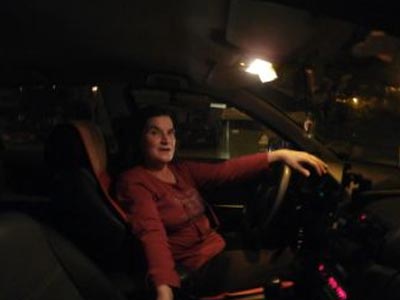 Γυναίκες, λόγω κρίσης, στο τιμόνι του ταξί Γυναίκες, λόγω κρίσης, στο τιμόνι του ταξί