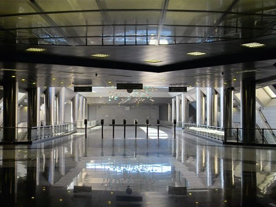 ΤΩΡΑ: Σώος ανασύρθηκε ο άνδρας που βούτηξε στις ράγες του Μετρό