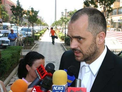 Συνελήφθη δικηγόρος που έστελνε απειλητικά SMS στον Έντι Ράμα