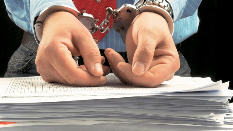 Τρεις τελωνειακοί και ένας επιθεωρητής απέκρυπταν χιλιάδες ευρώ Τρεις τελωνειακοί και ένας επιθεωρητής απέκρυπταν χιλιάδες ευρώ