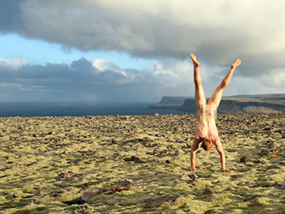 «Επιδειξίας» γυρίζει τον κόσμο