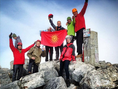 «Ευχαριστούμε τον Μιλόσοσκι που φωτογραφήθηκε με ένα ελληνικό εθνικό σύμβολο»