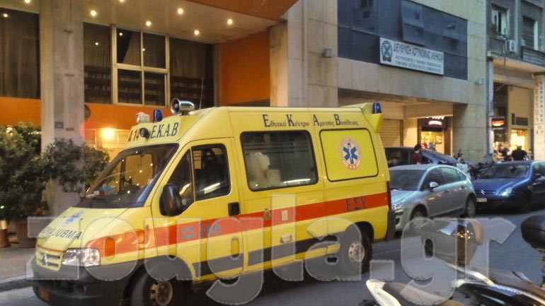 TΩΡΑ: Κρατούμενος απειλεί να αυτοκτονήσει στο ΑΤ Ομονοίας