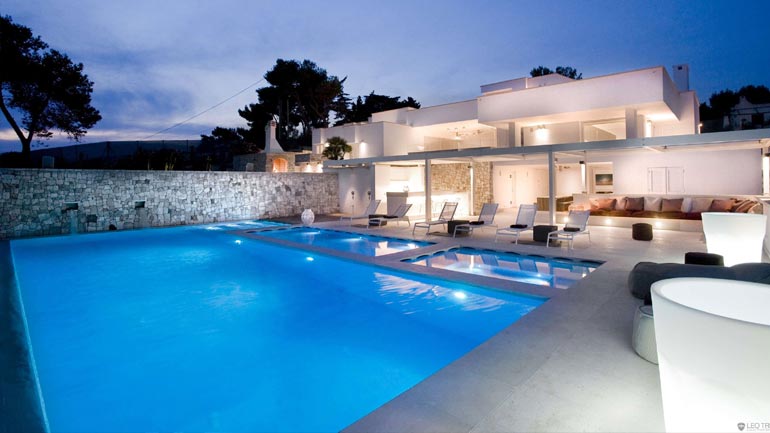 Ιδιοκτήτης βίλας με πισίνα και χρέη στη ΔΕΗ προστατεύεται από το κοινωνικό τιμολόγιο