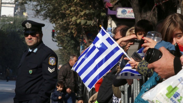 Eνόχληση Τόσκα για τα κάγκελα στην παρέλαση