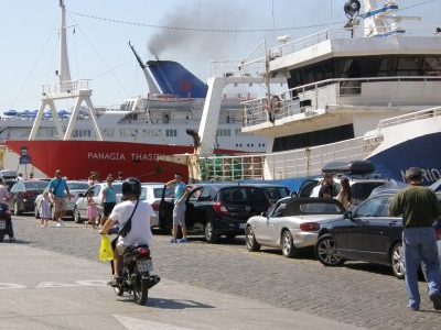 Φλεγόμενη λέμβος στο λιμάνι της Καβάλας