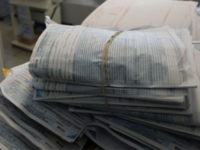 Η εφορία κλείνει το μάτι σε αγρότες και ασκούμενους δικηγόρους