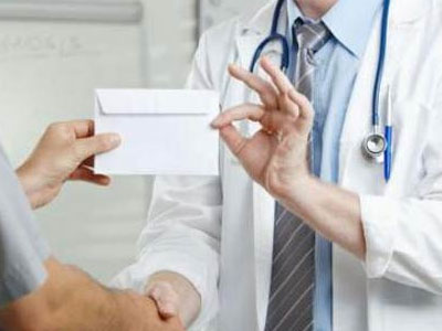 Συνελήφθη γυναικολόγος για «φακελάκι»