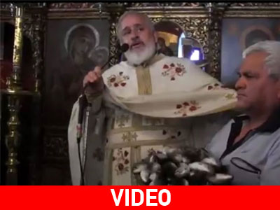 Ιερέας μοίρασε ψάρια στους πιστούς…