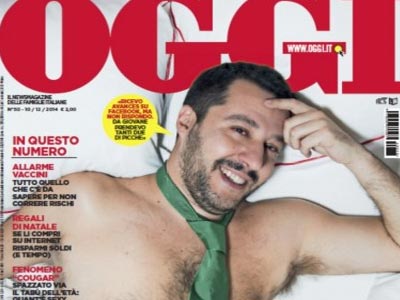 O πρόεδρος της ξενοφοβικής Λέγκας του Βορρά ζητεί ημίγυμνος την ψήφο των Ιταλών