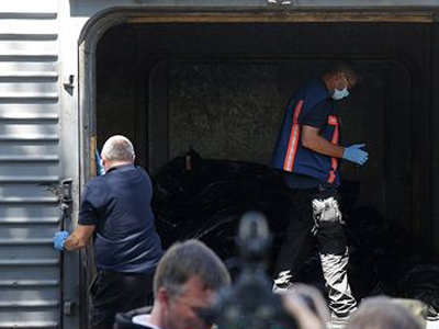 Στην Ολλανδία μεταφέρονται οι πρώτοι σοροί επιβατών της πτήσης MH17