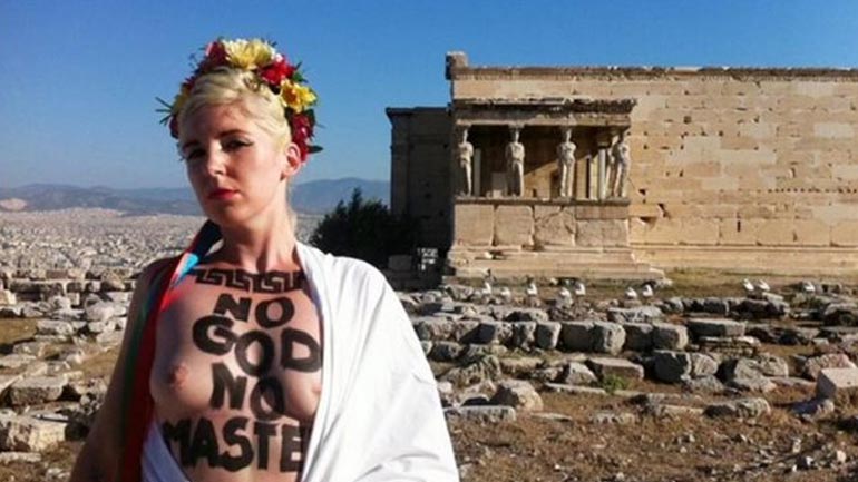 FEMEN: Γυμνόστηθη διαμαρτυρία στην Ακρόπολη