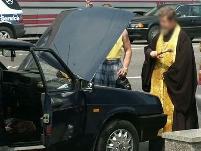 Αρχιμανδρίτης χαστούκισε γυναίκα αστυνομικό όταν τον σταμάτησε για έλεγχο