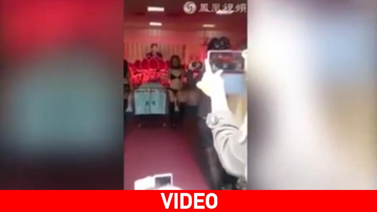 Έφερε στρίπερ στην κηδεία του συζύγου της γιατί ήταν… γυναικάς!