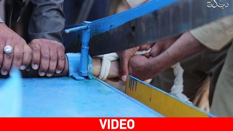 ΣΟΚ: Τζιχαντιστές κόβουν το χέρι νεαρού και το πλήθος πανηγυρίζει