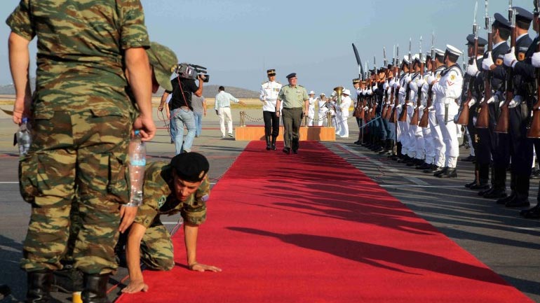 Προσεγγίζουν φαντάρους και υποσχόμενοι ευνοϊκές μεταθέσεις παίρνουν… μίζα!
