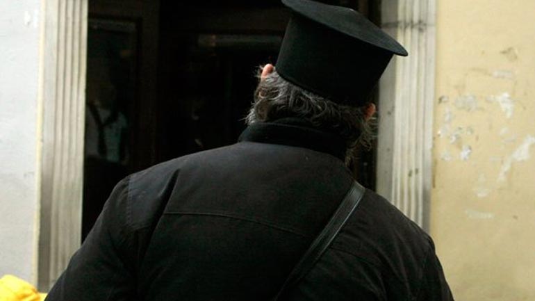 Εξαπατούσαν ιερείς με το πρόσχημα καταβολής αναδρομικών από επιδόματα