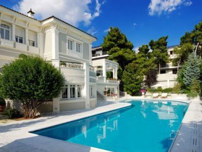 Διάσημοι βάζουν πωλητήρια στις βίλες τους