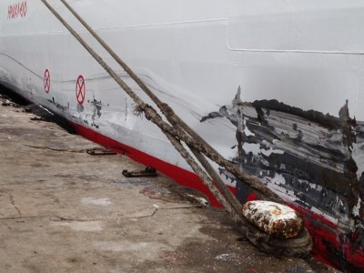 Φορτηγό πλοίο προσέκρουσε στον προβλήτα στο Κερατσίνι