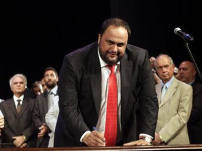 O Mαρινάκης υπογράφει σύμφωνα με το Πρωτόκολλο