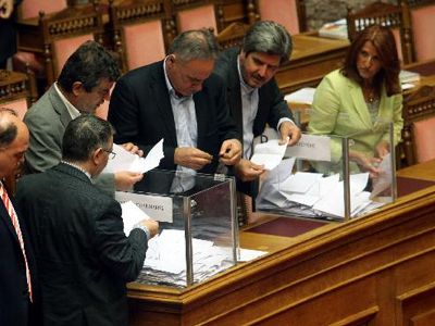 Kλωτσάνε τρεις- τέσσερις Νεοδημοκράτες