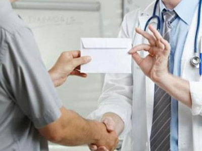 Απίστευτο: Έδωσε 11.000 ευρώ σε φακελάκια για να σώσει το μάτι του