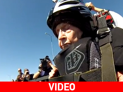 Υπεραιωνόβια βούτηξε από γέφυρα με αλεξίπτωτο