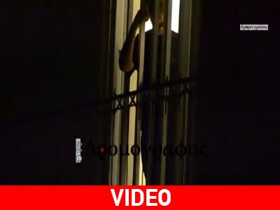 Ο Ρωμανός στο παράθυρο του νοσοκομείου χαιρετά oμάδα αλληλέγγυων