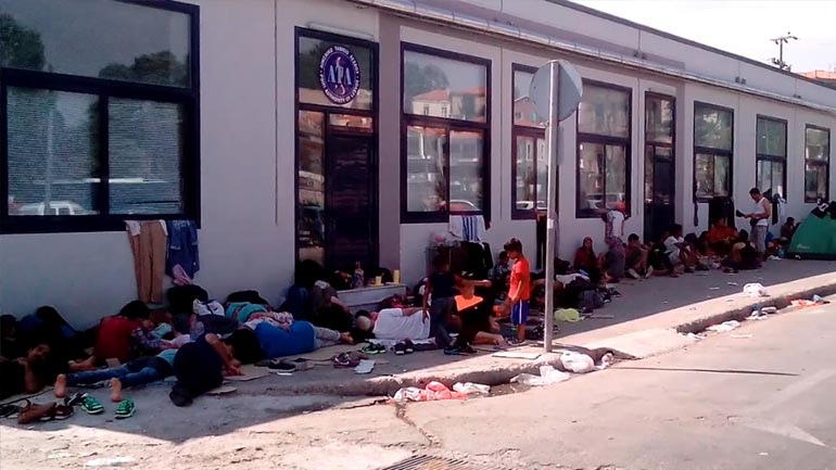 Εγκλωβισμένοι εκατοντάδες μετανάστες χωρίς εισιτήρια στο λιμάνι Μυτιλήνης