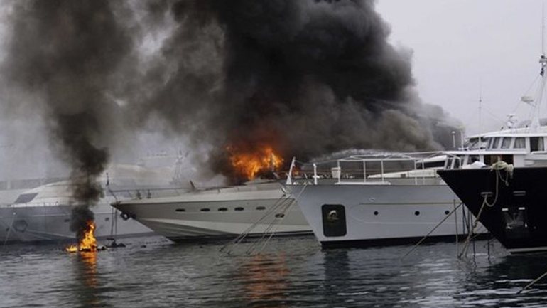 Στις φλόγες θαλαμηγός μεταξύ Σκορπιού και Μεγανησίου