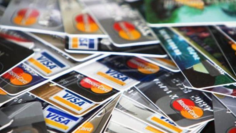 Τι ισχύει για τους κατόχους πιστωτικών καρτών που βρίσκονται στο εξωτερικό