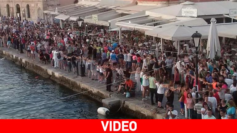 Τα Χανιά χόρεψαν συρτάκι στο Παλιό Λιμάνι
