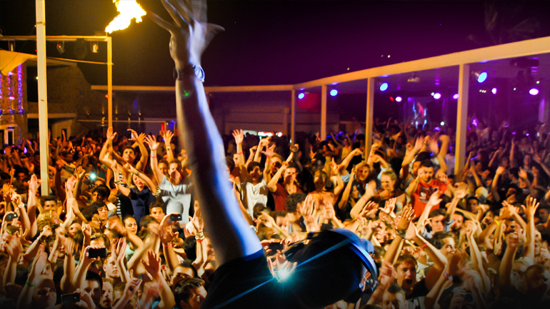 Mύκονος: Μπράβος ξυλοφόρτωσε Κύπριο έξω από μπαρ και τον έστειλε στο νοσοκομείο