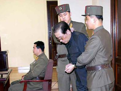 Σάτιρα η είδηση για τα σκυλιά που κατασπάραξαν τον θείο του Κιμ Σάτιρα η είδηση για τα σκυλιά που κατασπάραξαν τον θείο του Κιμ