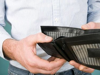 ΕΛΣΤΑΤ: Μειώνεται το εισόδημα των νοικοκυριών