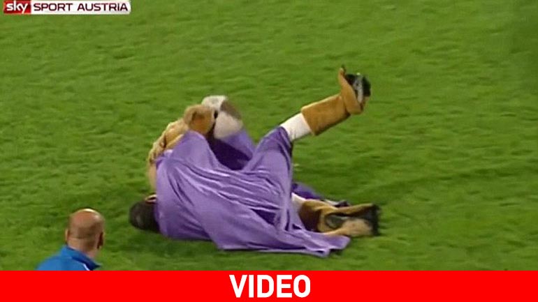 Μεθυσμένη μασκότ πέφτει στο γρασίδι γηπέδου