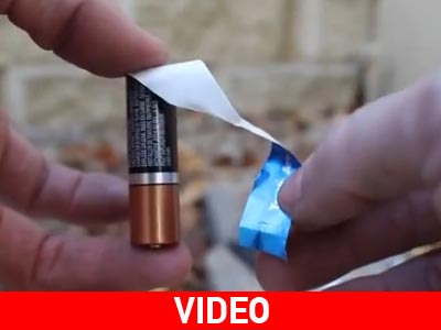 Ανάβει φωτιά με ένα περιτύλιγμα τσίχλας και μια μπαταρία