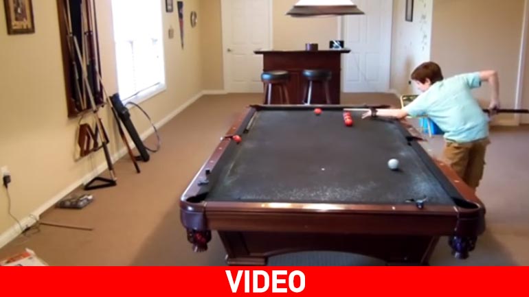 Παιδί-θαύμα κάνει απίστευτα κόλπα στο μπιλιάρδο
